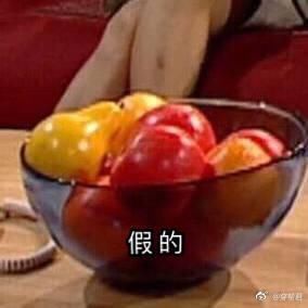 王嘉尔帮女生擦眼泪,直接一张纸巾往脸上盖,陈