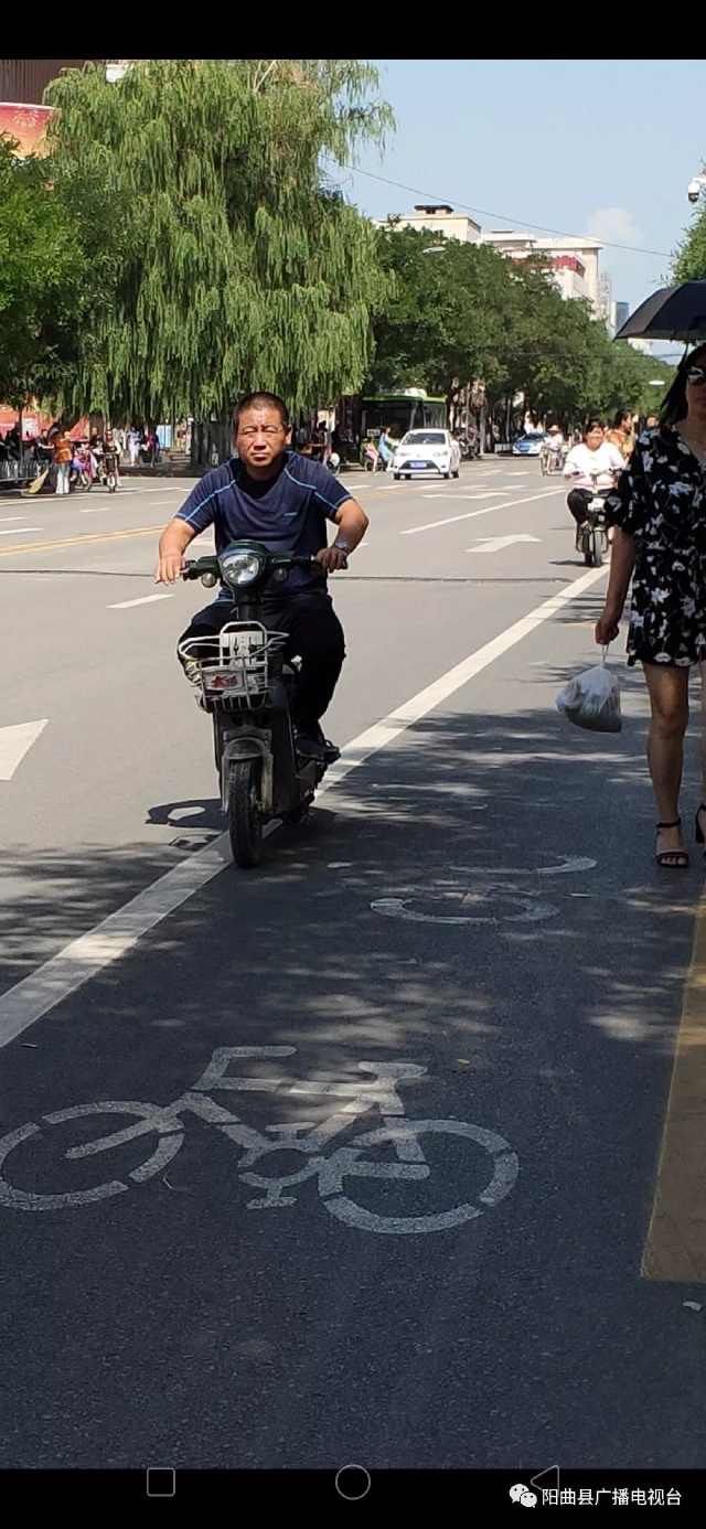 不按规定车道行驶