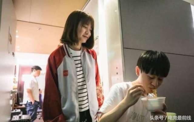 英雄联盟:RNG小明吃面被小姐姐宠溺注视,众人