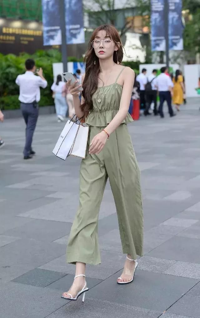 女性搭配高跟鞋,让自己轻松应对各种场合 老葡京注册网站
