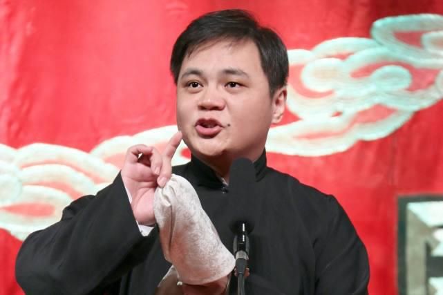 德云社团综高峰顶替于谦,指点江山坐姿霸气,郭德纲都像他的跟班