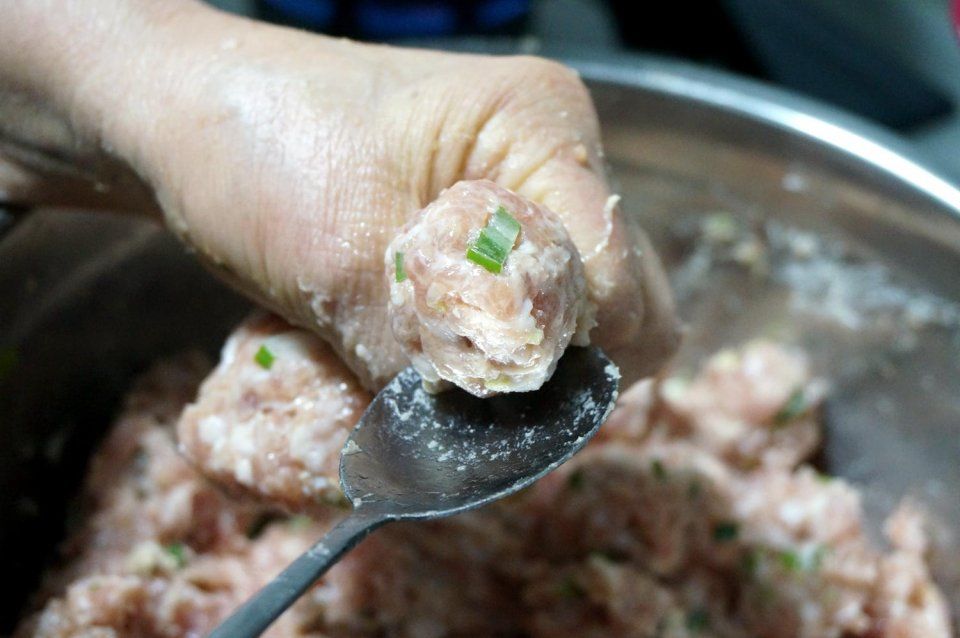 肉丸子我家一年要吃上几十斤，老妈炸的最香，料同味儿却不同！