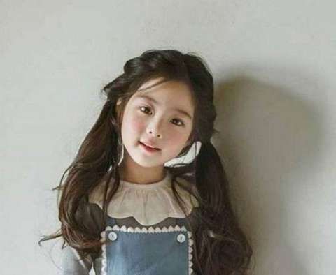 韩国5岁小女孩因长的太美被质疑整容,看到父母
