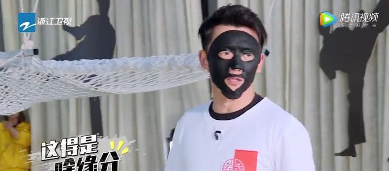 郑恺成最惨人设?被喷水眼睛都红了引不满,撕名牌出场3次全被撕 太阳城真人真钱注册