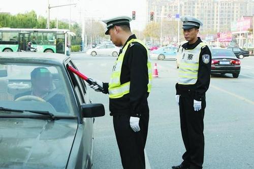 交警查车时发现没带驾驶证咋办?使用这一招,交