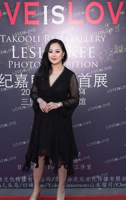 56岁桃色女王真会穿，衬衫配蕾丝裙潇洒干练，气场可真足