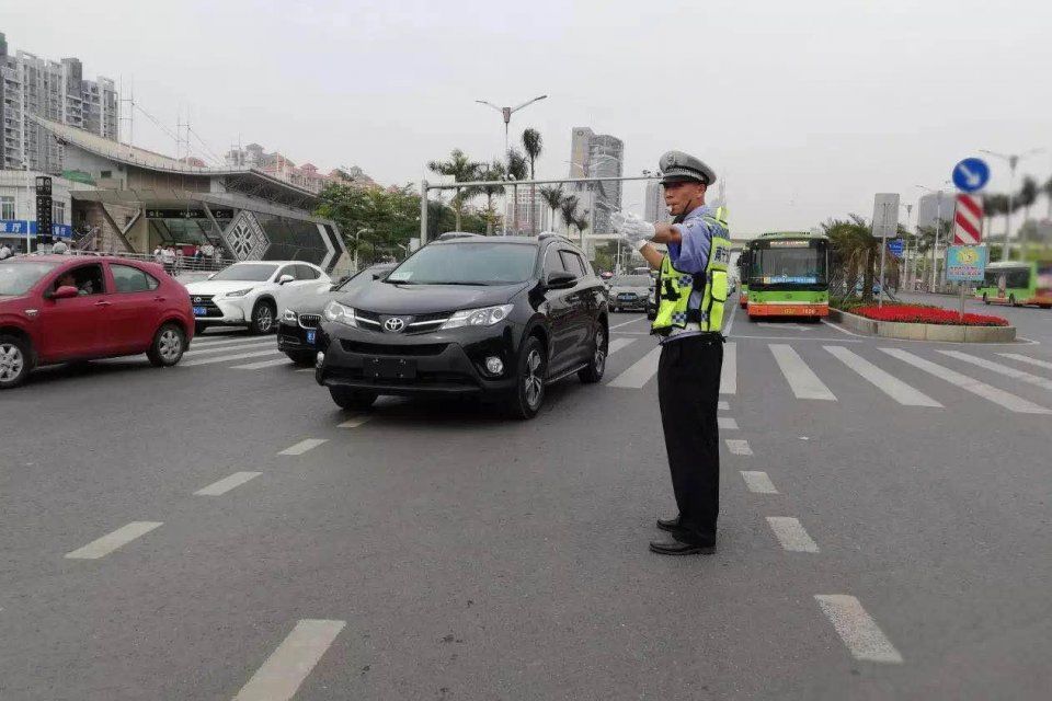 南宁交警发明偷拍神器，塑料防震桶内置摄像头?交警辟谣:假的!