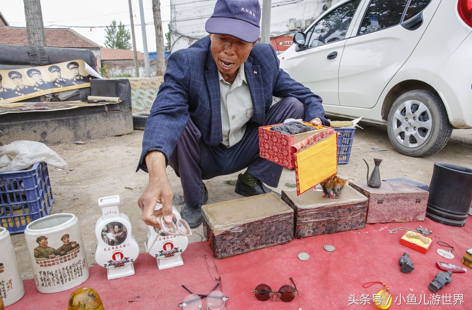 农村大集最热闹的摊位，你知道是卖啥的么?小伙子想打开一睹为快