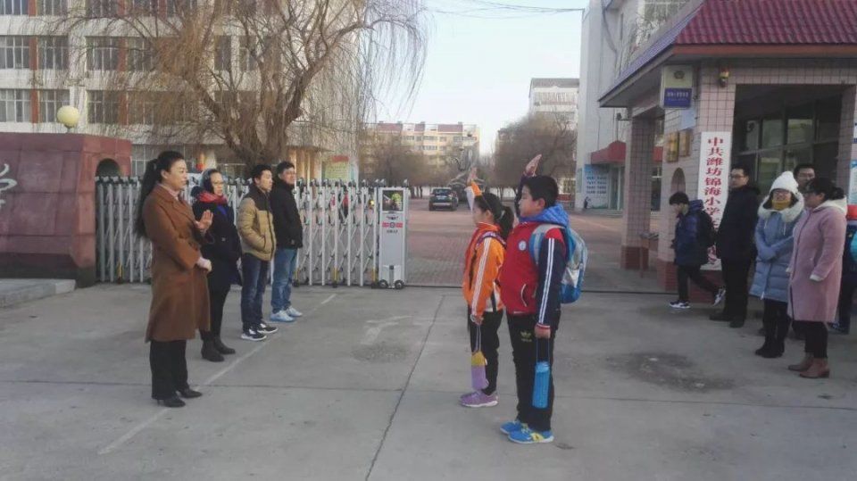 难忘潍坊中小学:开学的实拍第一天!围墙v围墙小学场地体育运动图片图片