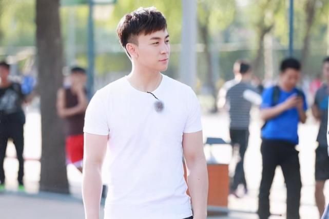 释小龙吴孟达国庆晒合照，童年回忆一个长大成人，一个是真老了！