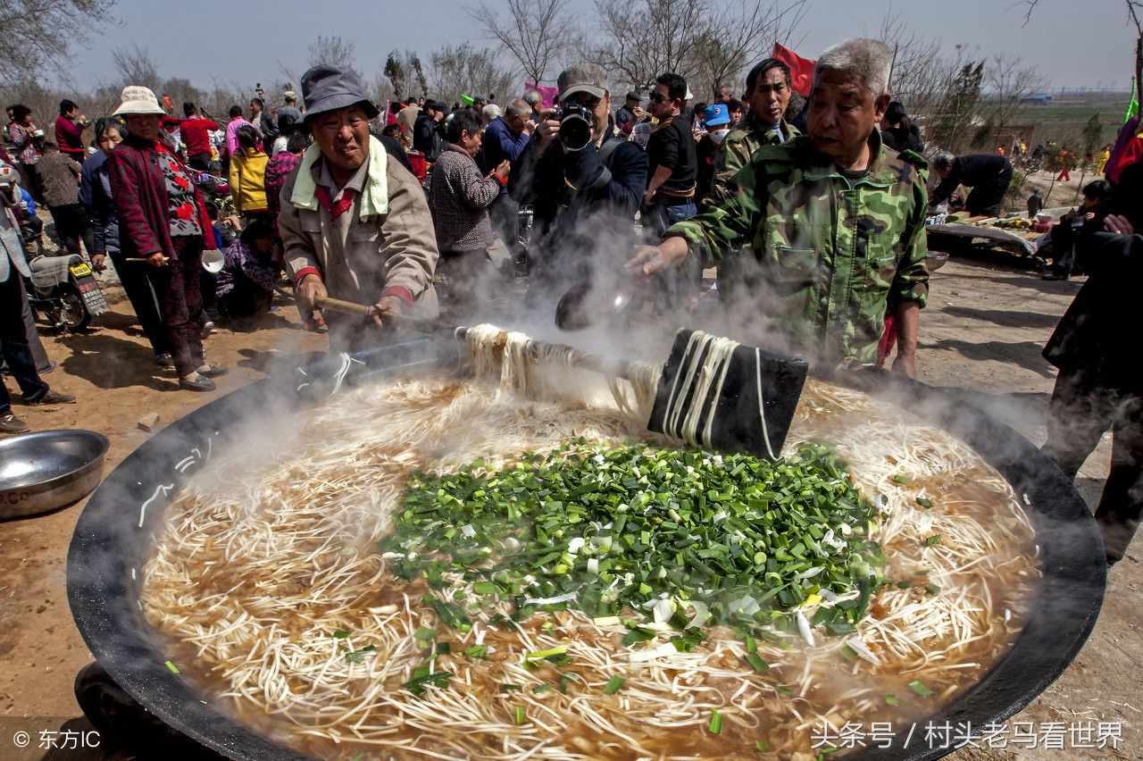 河南安阳县白龙潭庙会上，2000人同吃“大锅饭”