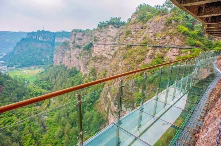 终于来了!浙江最长高空玻璃栈道开放!敢走我敬你是条汉子!