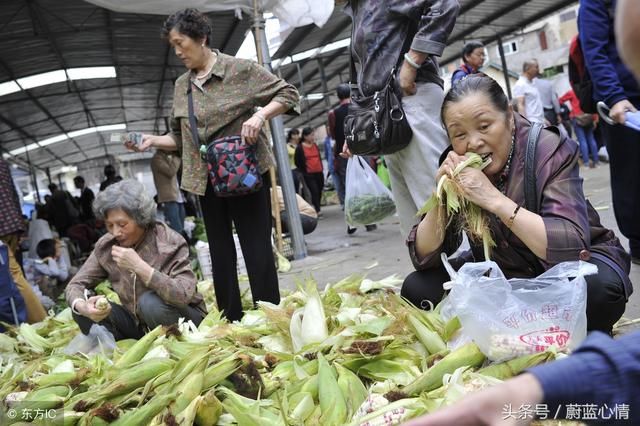 婆婆身无分文，每天买菜却从不问要钱，跟踪她到菜市场，我哭了