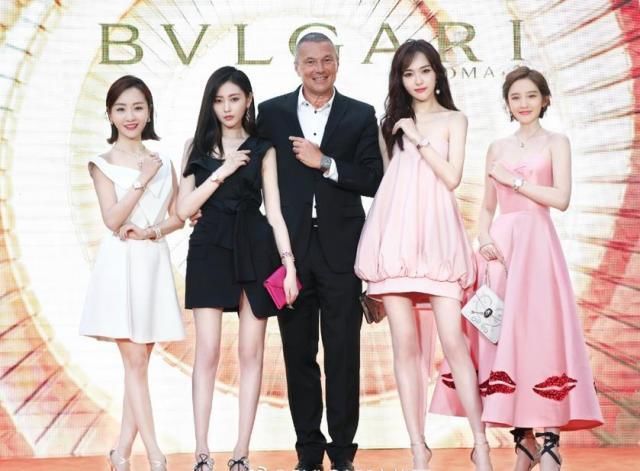 四大女神同框,唐嫣一袭粉裙秀美腿,连腿精张天