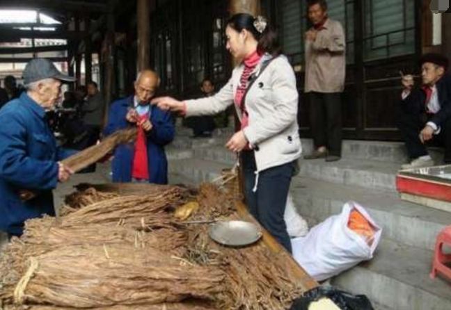 农村爷爷说自己宁愿不吃饭，都要拿钱去买它！