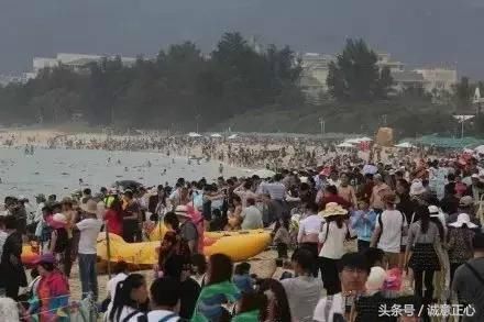 海口三大港口通航严重受影响,滞留的上万辆车辆扰民、鸣笛泄愤!