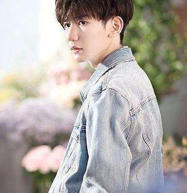 王源回家录制综艺节目,请林依轮吃美食,网友:真