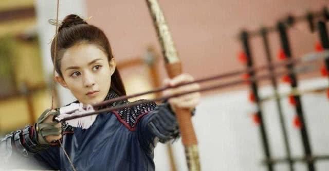 赵丽颖花式射箭教学,给颖宝一把弓箭,她能承包