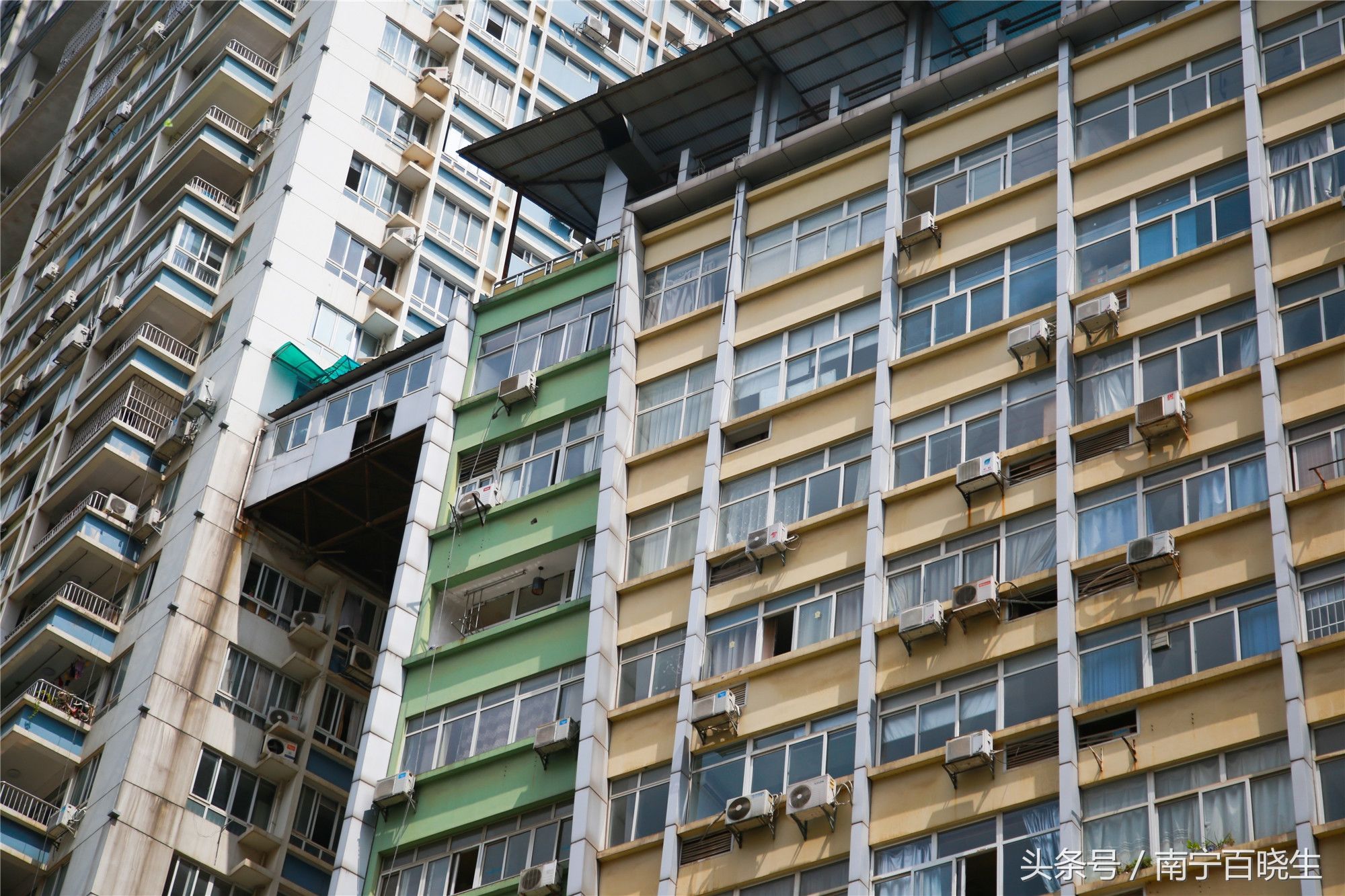 实拍:广西南宁网红“空中别墅”横跨两栋楼 官方:属合法建筑