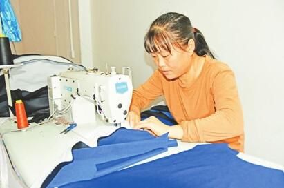 女子开制衣厂 兢兢业业 年产值达百万余
