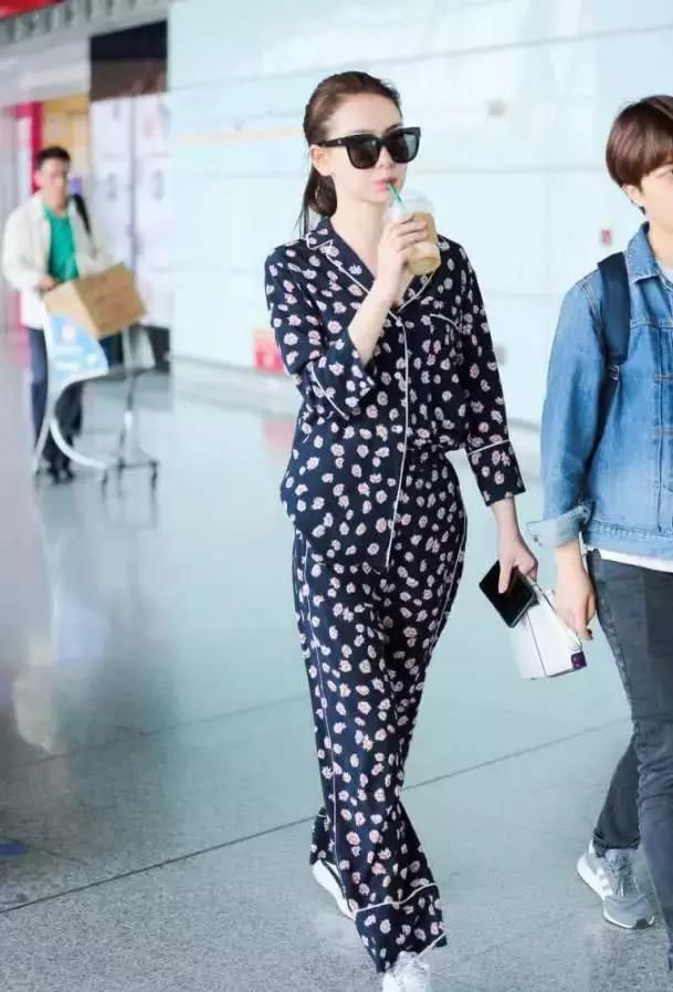戚薇现身机场不再凹造型,一身睡衣简单舒适把