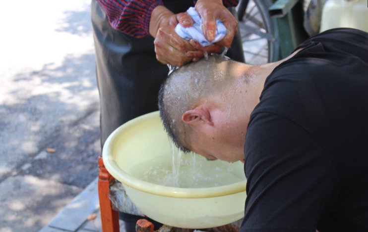 渐行渐远的街头理发摊，十元剪一个，服务甩理发店几条街