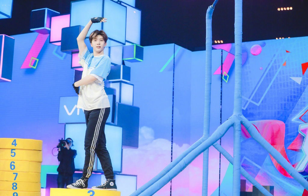 范丞丞《快乐大本营》高清特写照,阳光帅气