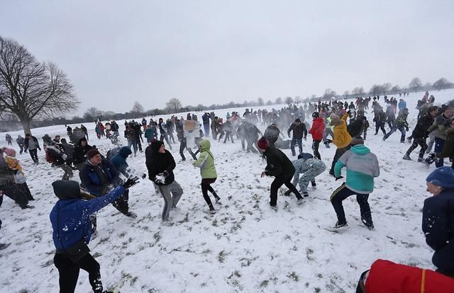 英国遇“超级暴雪” 300人打雪仗嗨翻天