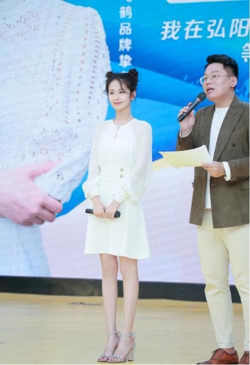 颖儿确定是当妈的人吗，不仅脸蛋像个学生，身材也像是高中生
