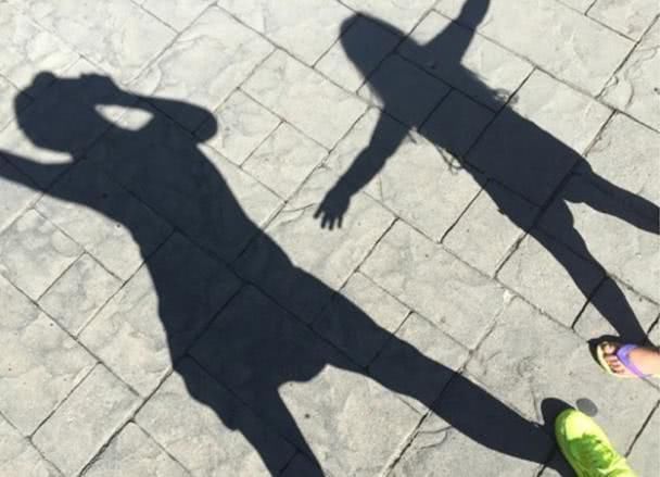 维多利亚逼着小七做锻炼,哈珀抱住老爸诉苦,父