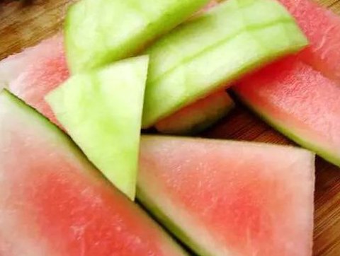 我们小看西瓜皮了,煮水后功效多多,医生看了都