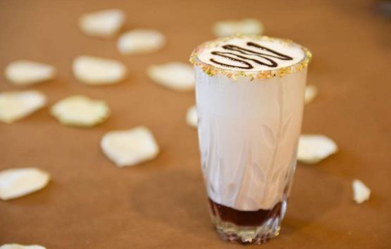 美女大学生创业开奶茶店,回头客基本在100%