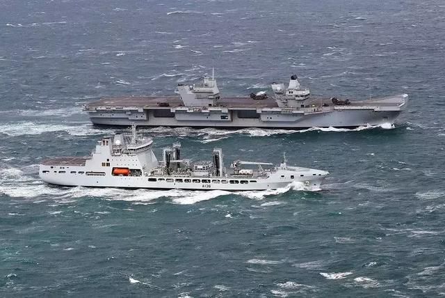 英国海军“伊丽莎白女王”号航母完成海上补给测试