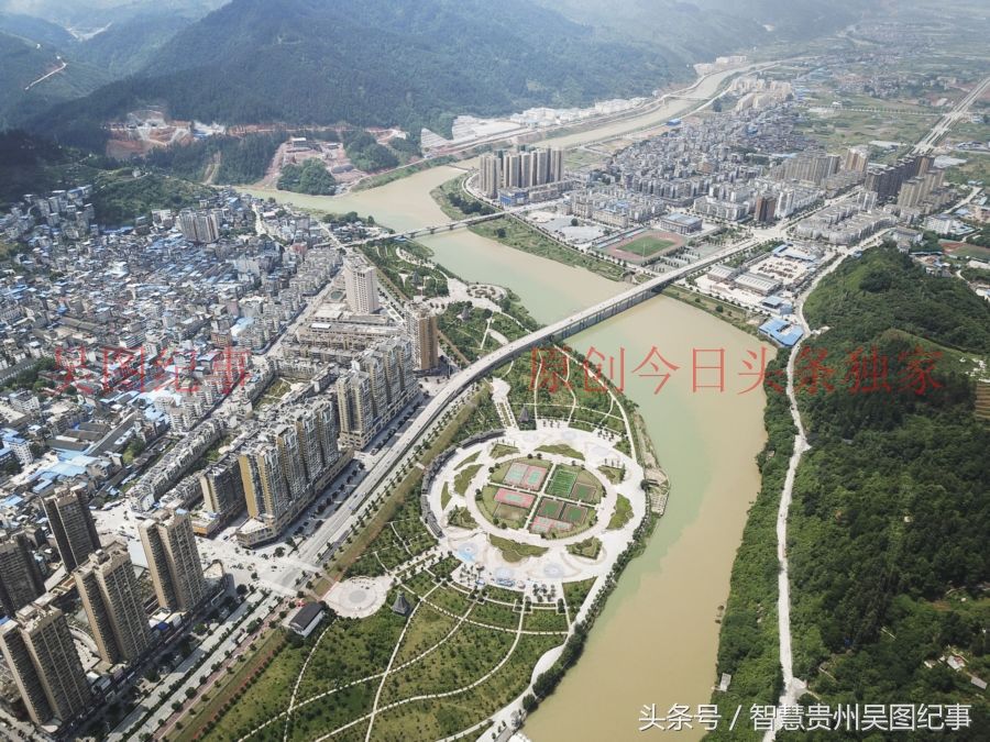 航拍发展中的贵州榕江县城，江水环绕如金盆玉水