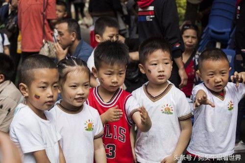 六一前夕幼儿园举办亲子运动会 儿童们萌态百出