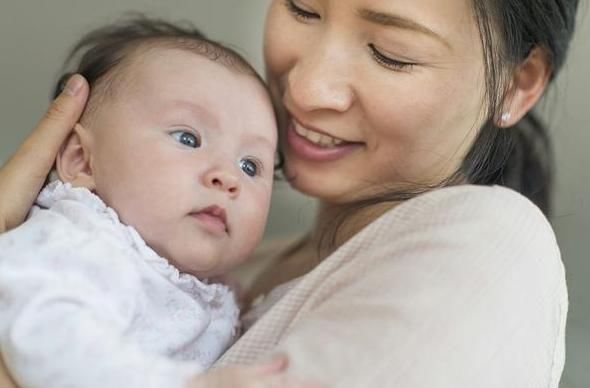 婚后不能生育被婆婆赶出门，弟妹突然把娃抱给我，我哽咽落泪