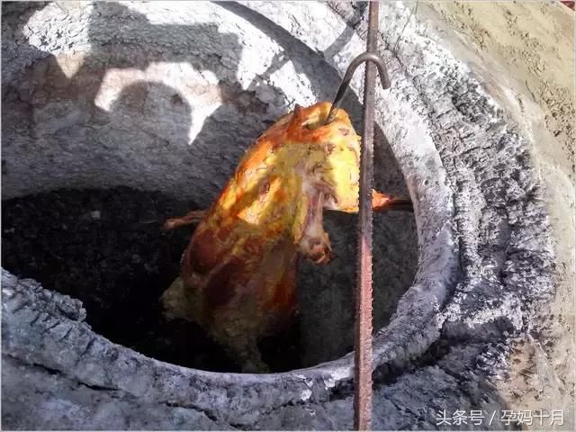 今年8月份在新疆喀什吃的:烤全羊,100元1公斤