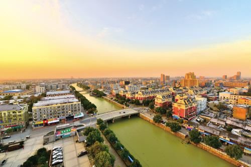 在一线城市赚钱, 去三四线城市买房, 房子买了但还得回去赚钱