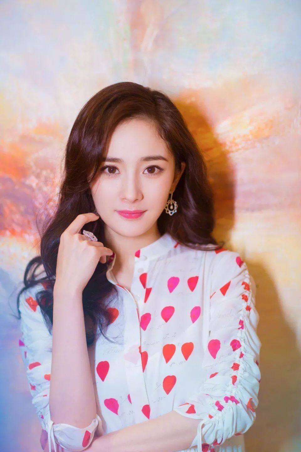 惊艳!杨幂空气刘海 换上卷发后杨幂简直美少女