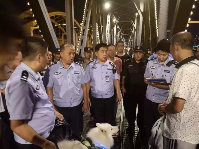 哈尔滨网红桥上真不让遛狗了,警方夜查滨洲桥