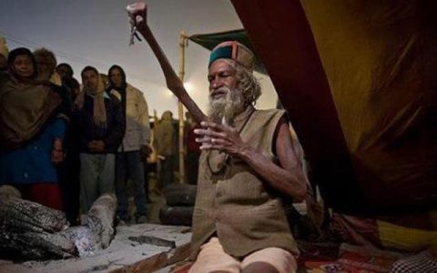 印度苦行僧高举右臂40多年不曾放下,被当地人