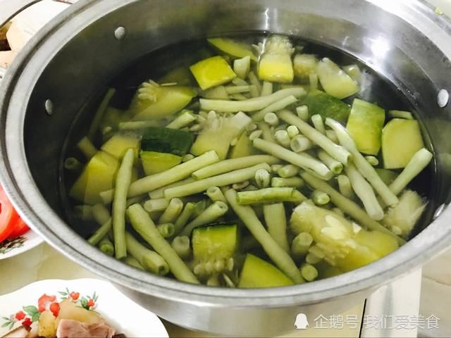 10多个人一起大战世界杯,天天日子美得很,辛苦