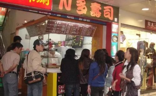 地摊逆袭成2000家连锁店，农村小伙年薪过亿