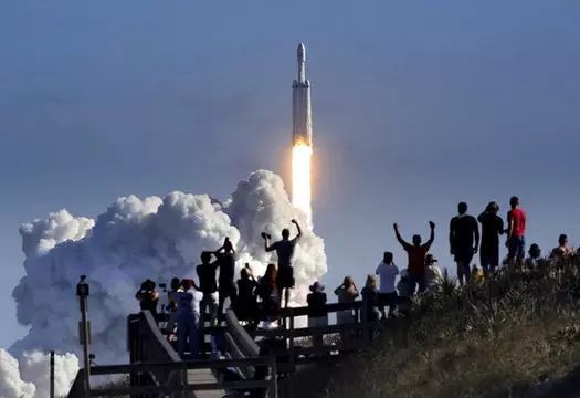 今天所有人把赞美献给马斯克，却忘记2016年爆炸后SpaceX遭遇的诽