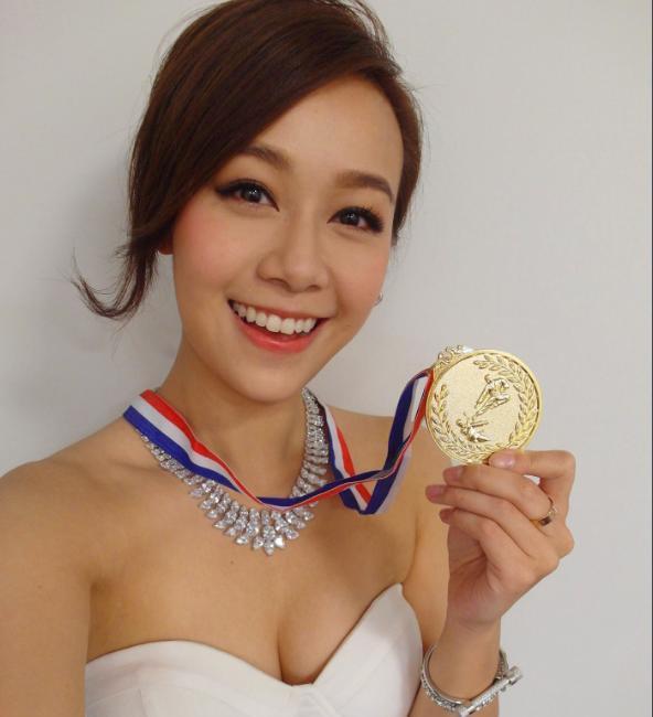 黄心颖手机壁纸被曝是和许志安对唱的合影,你