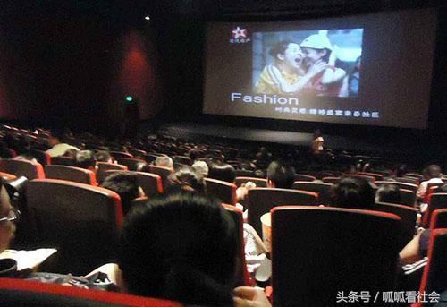 男手机闪光灯扰人看戏,电影散场惨被咬一口