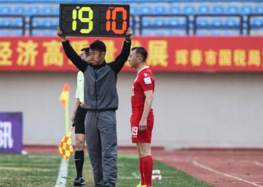 奇葩!国足热身对中乙丢球不可怕,对方一名队员