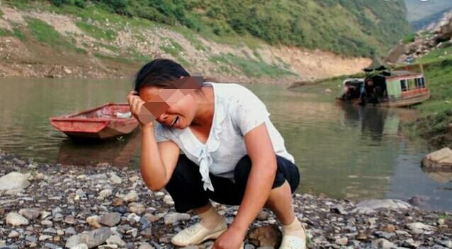 姐姐十岁时被水淹死，奶奶因此疯掉，父亲临终前才说姐姐真实死因