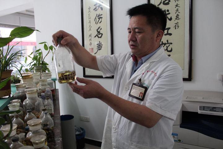 一笔迟到19年的医药欠费让这位乡村医生左右