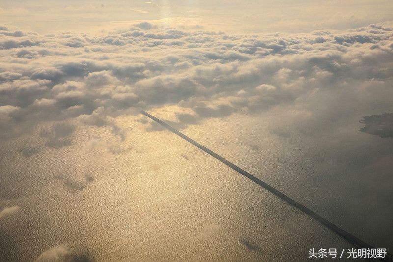 山东青岛:在飞机上俯瞰胶州湾跨海大桥，景色震撼